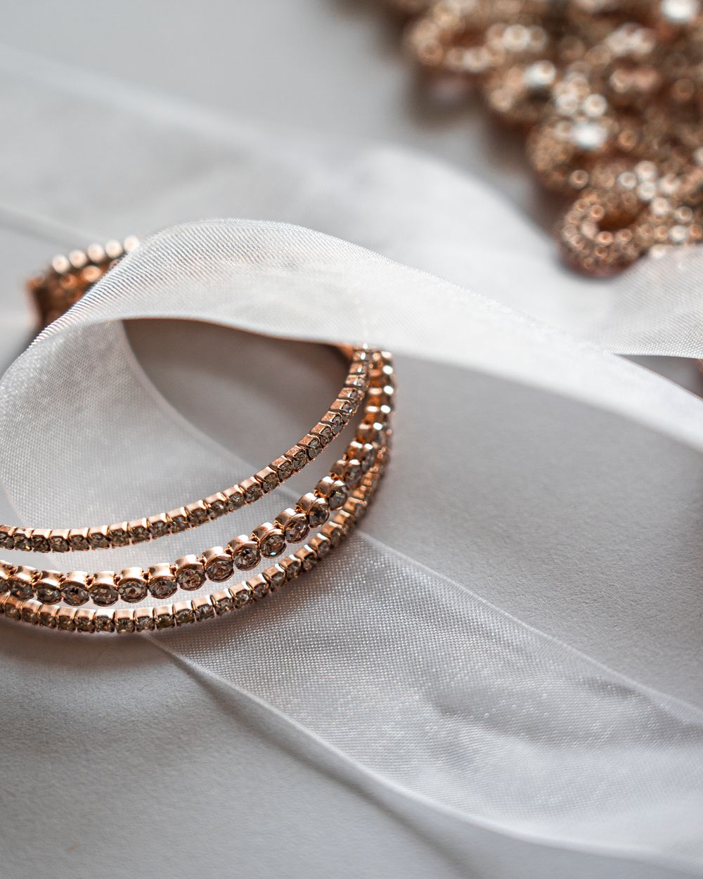 Anéis de ouro e pérolas